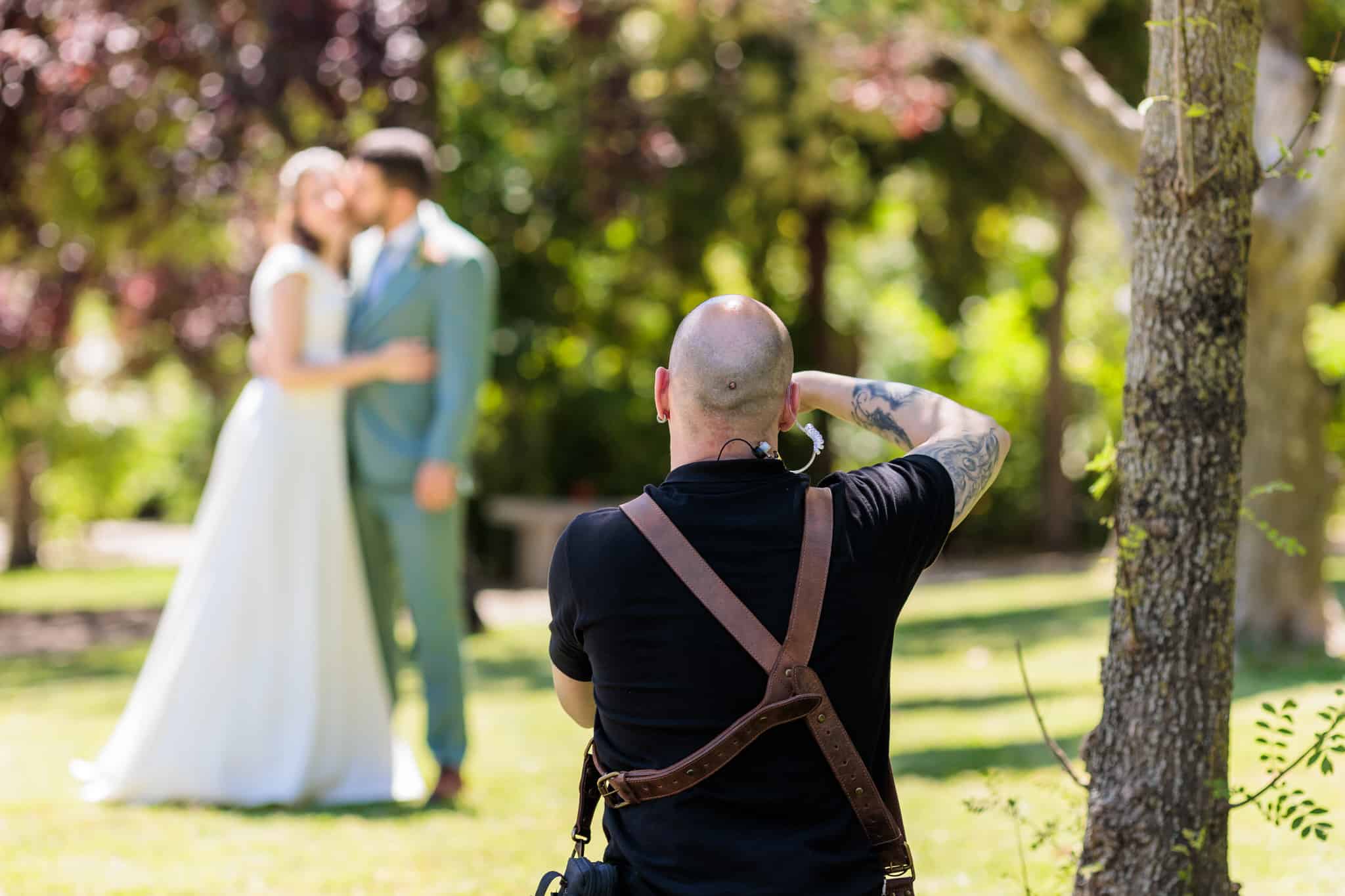 Bruno Pinto fotografando um casal