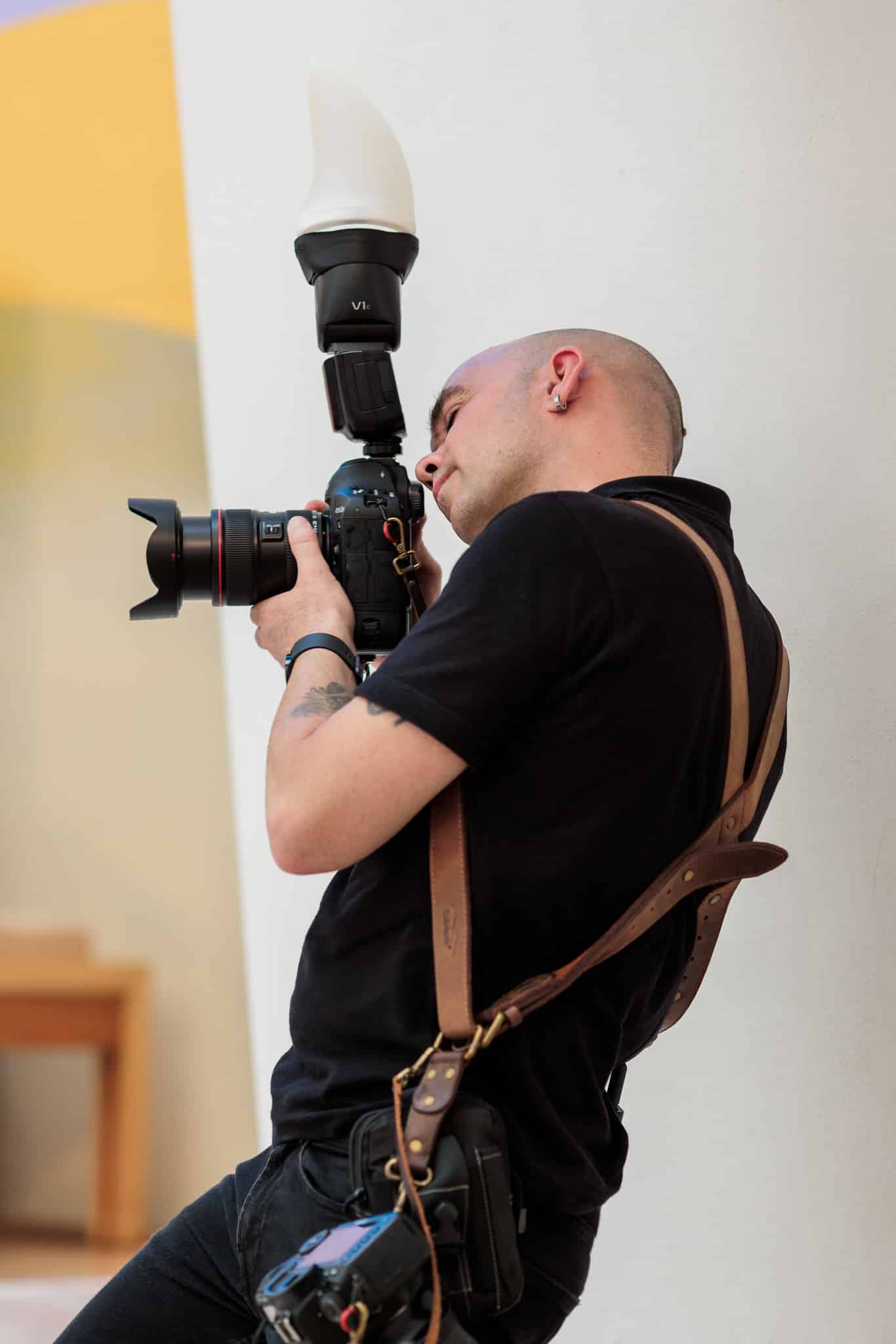 Bruno Pinto fotografando com flash